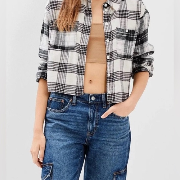 American Eagle Outfitters Tops - 💕American Eagle Outfitters Black White Plaid Crop Top